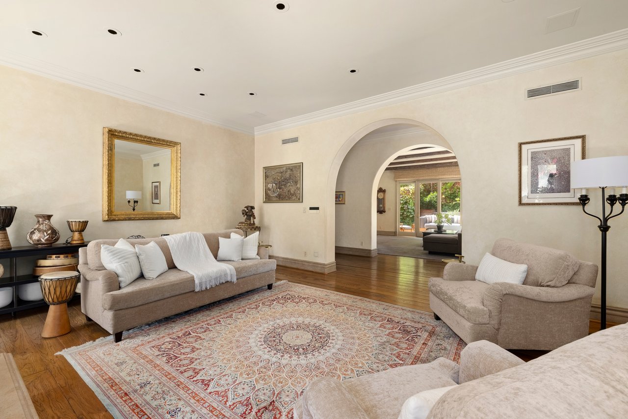 2719 Benedict Canyon Drive
