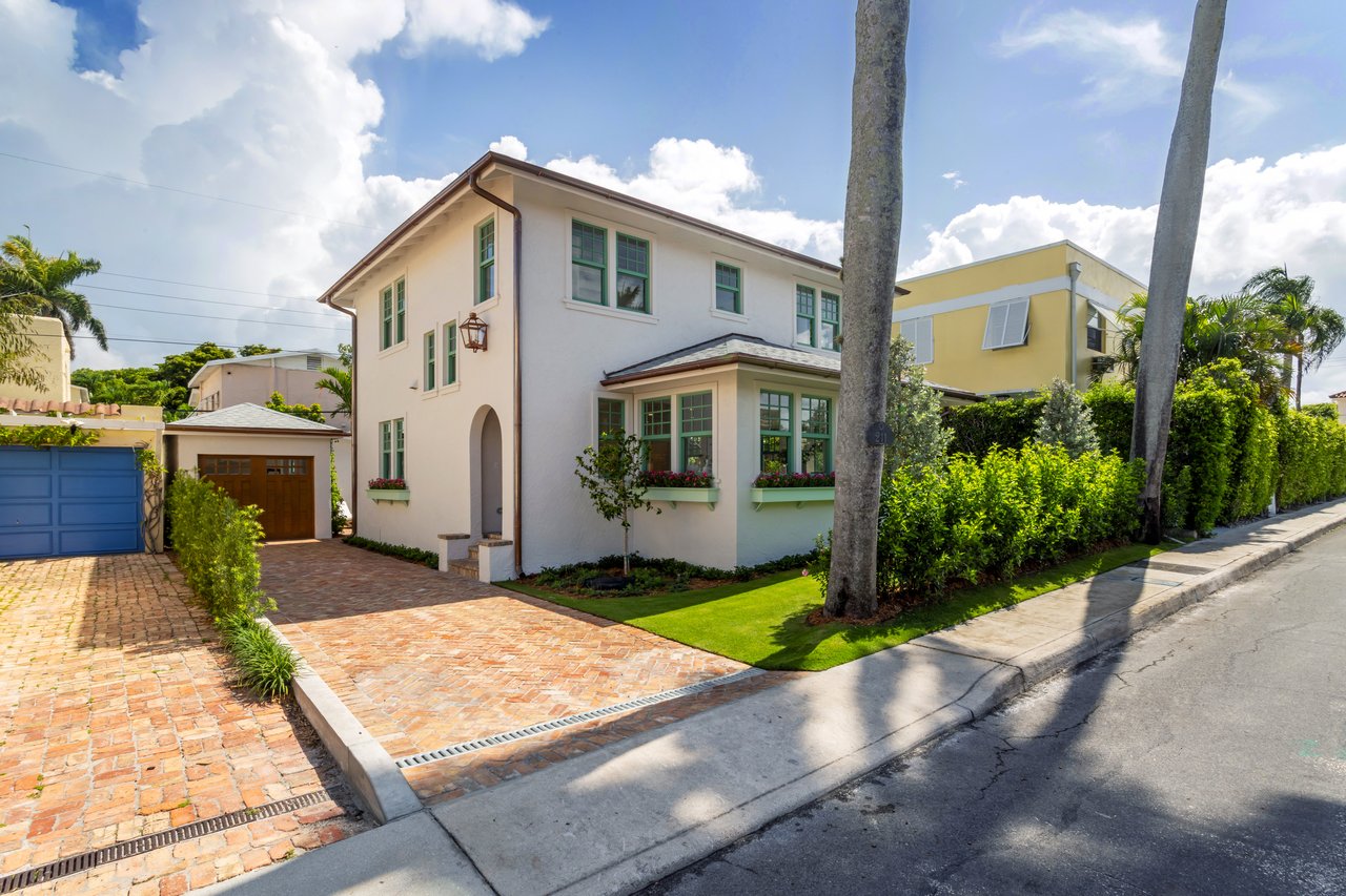 Charming Like New Residence In Town