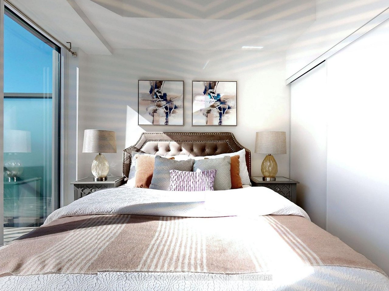 VIBRANT PENTHOUSE IN DOWNTOWN