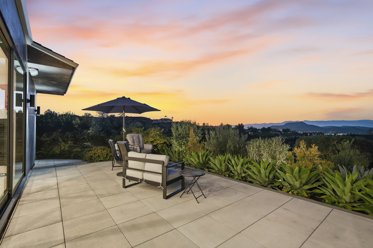 2800 Lynnview St, Thousand Oaks: Remodeled Estate with a Guest House & Mountain Views cover