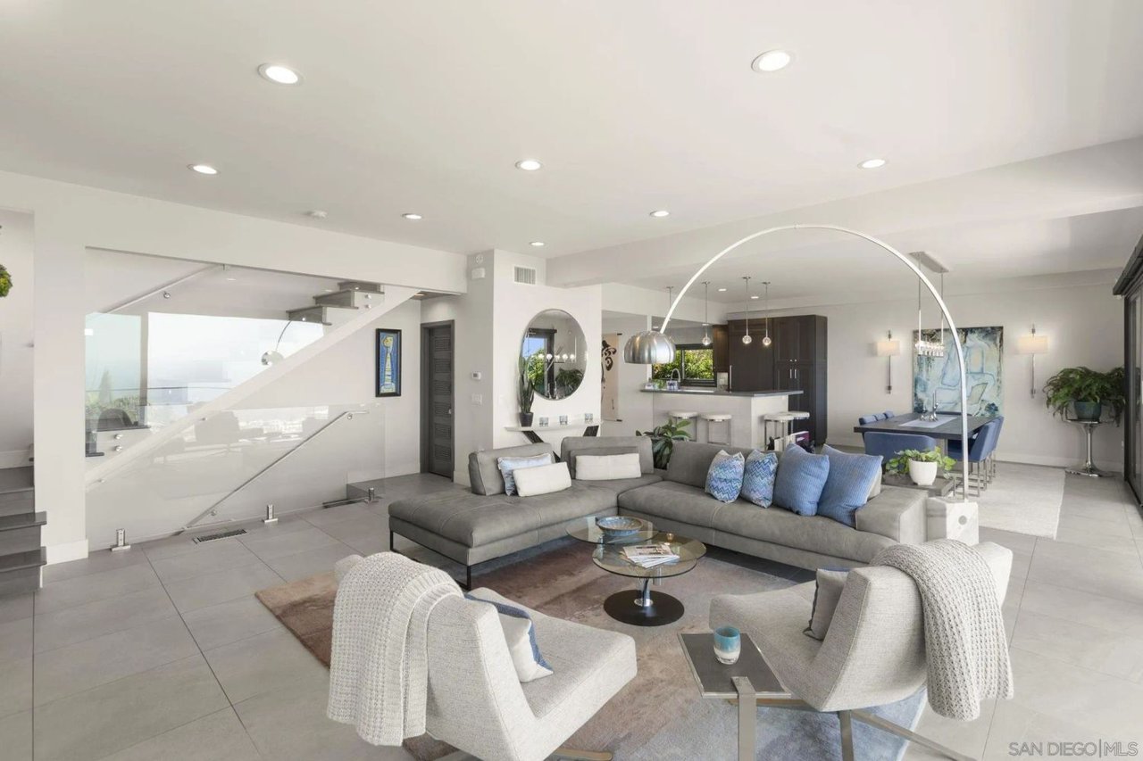 1586 Crespo Dr