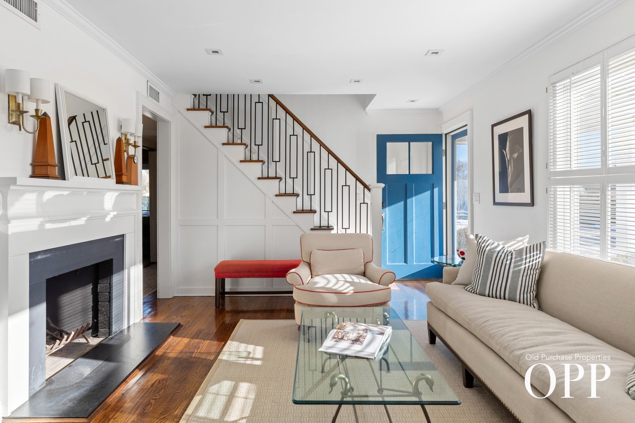 CHARMING SUMMER RETREAT WITH GARDENS & BAY BREEZES