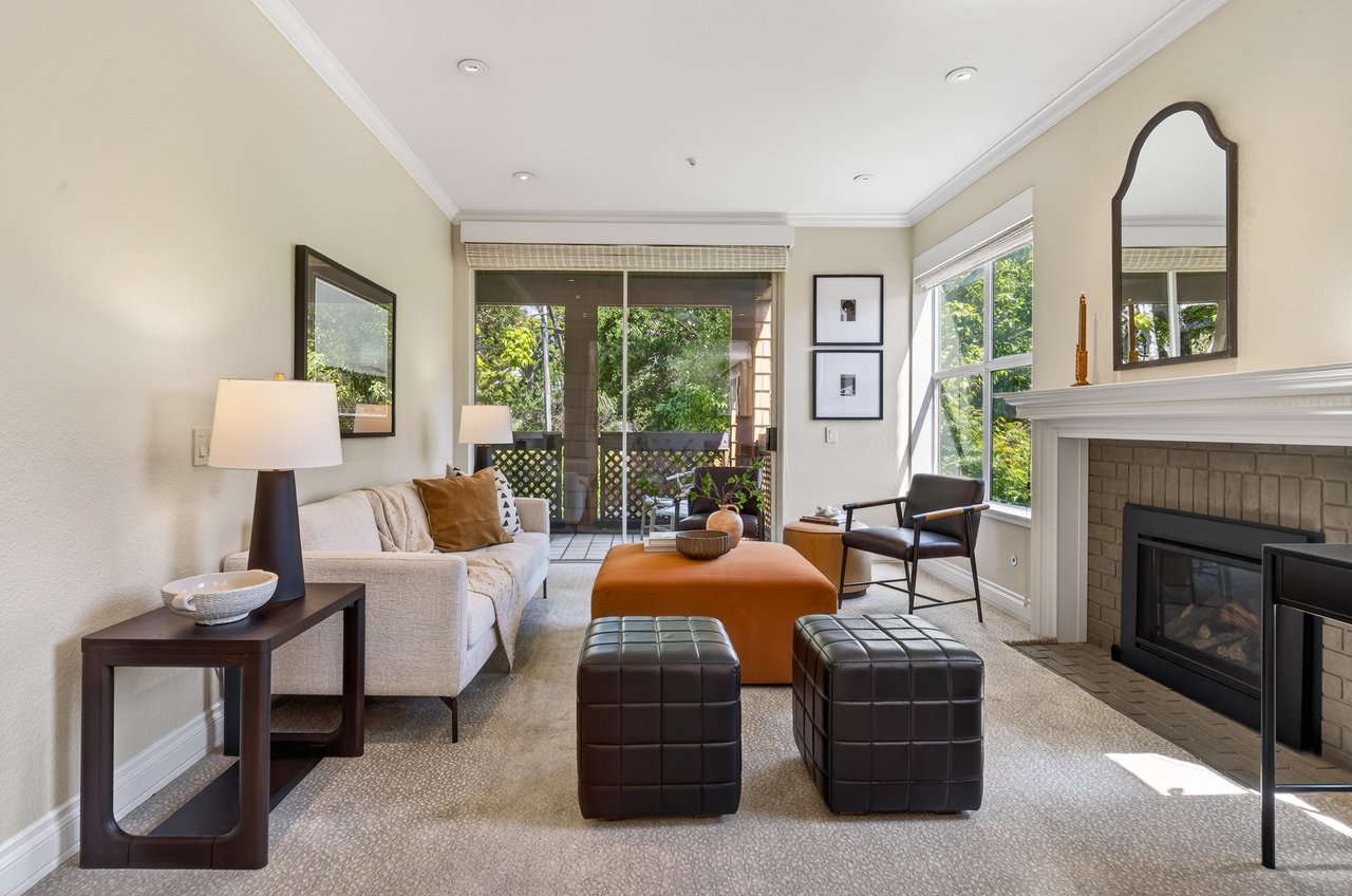 Luxurious End Unit in Point Tiburon