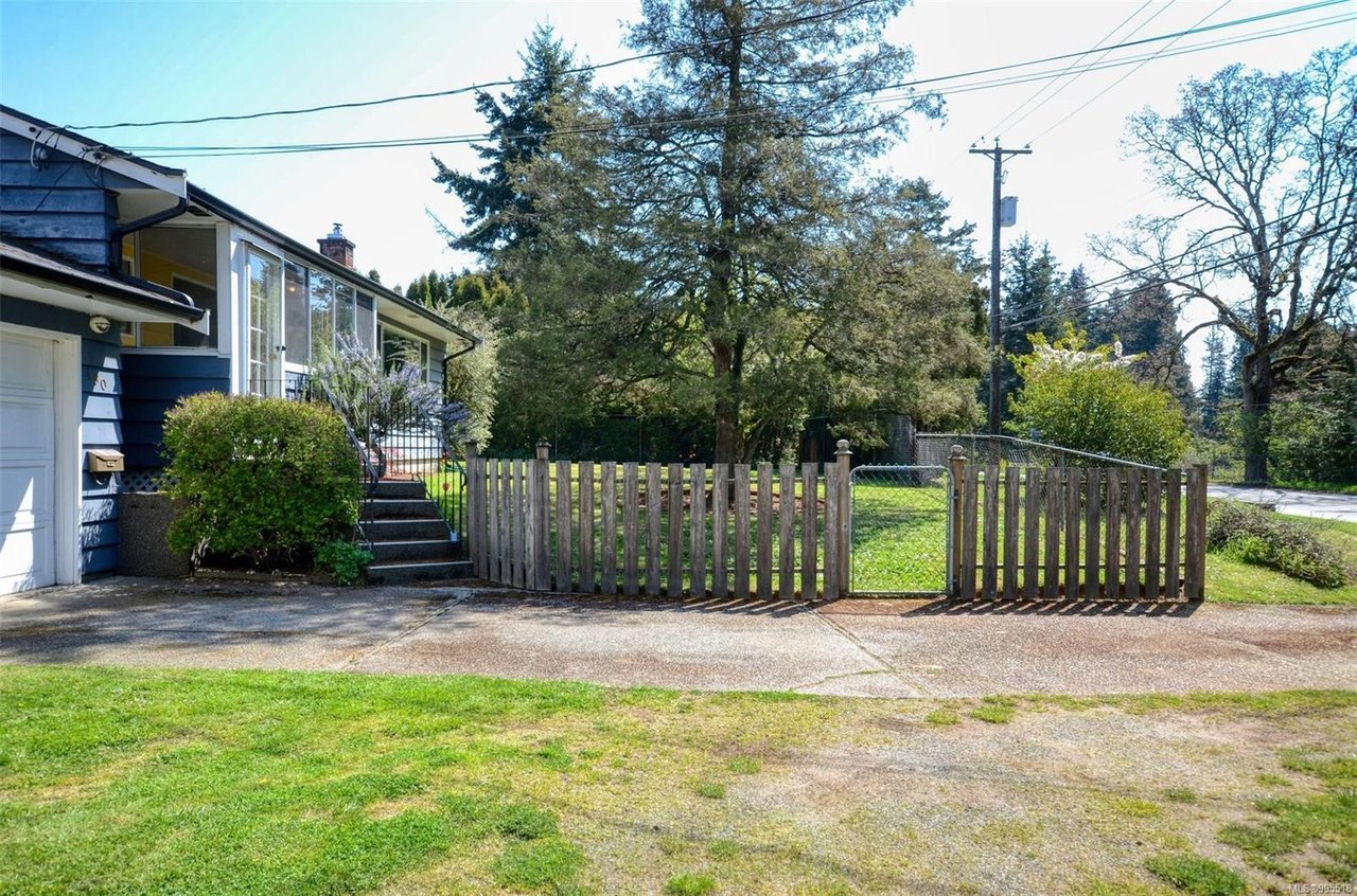 490 Goldstream Ave