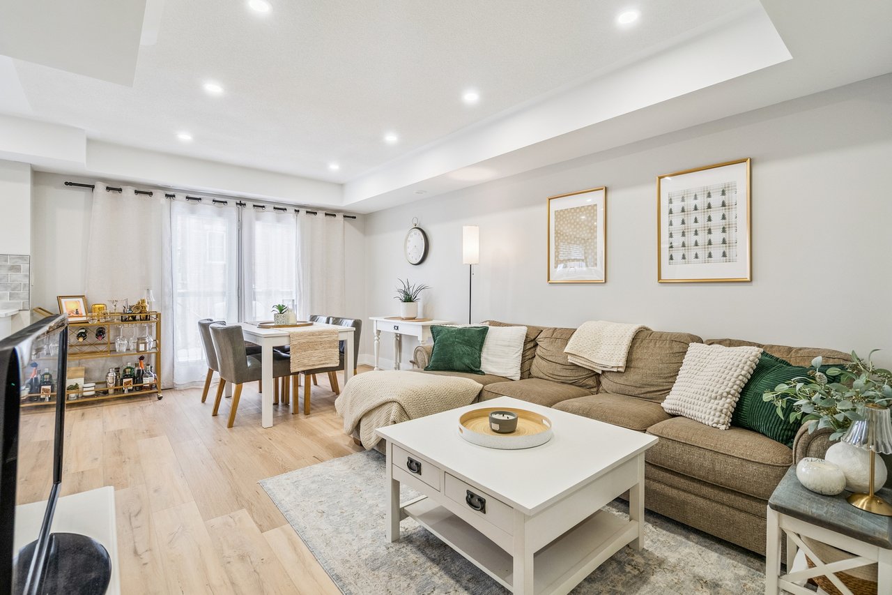 Stylish 2 Bedroom Stacked Townhouse in Oakville's Uptown Core