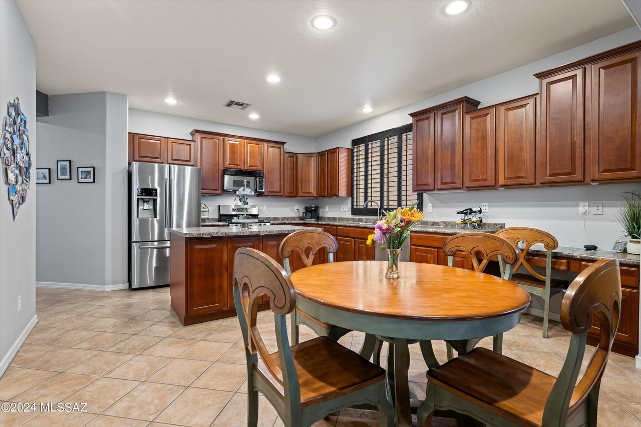 1009 W Leatherleaf Dr