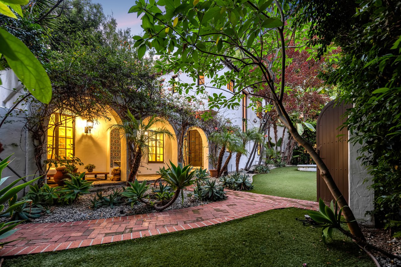 1135 Sunset Vale Ave, West Hollywood