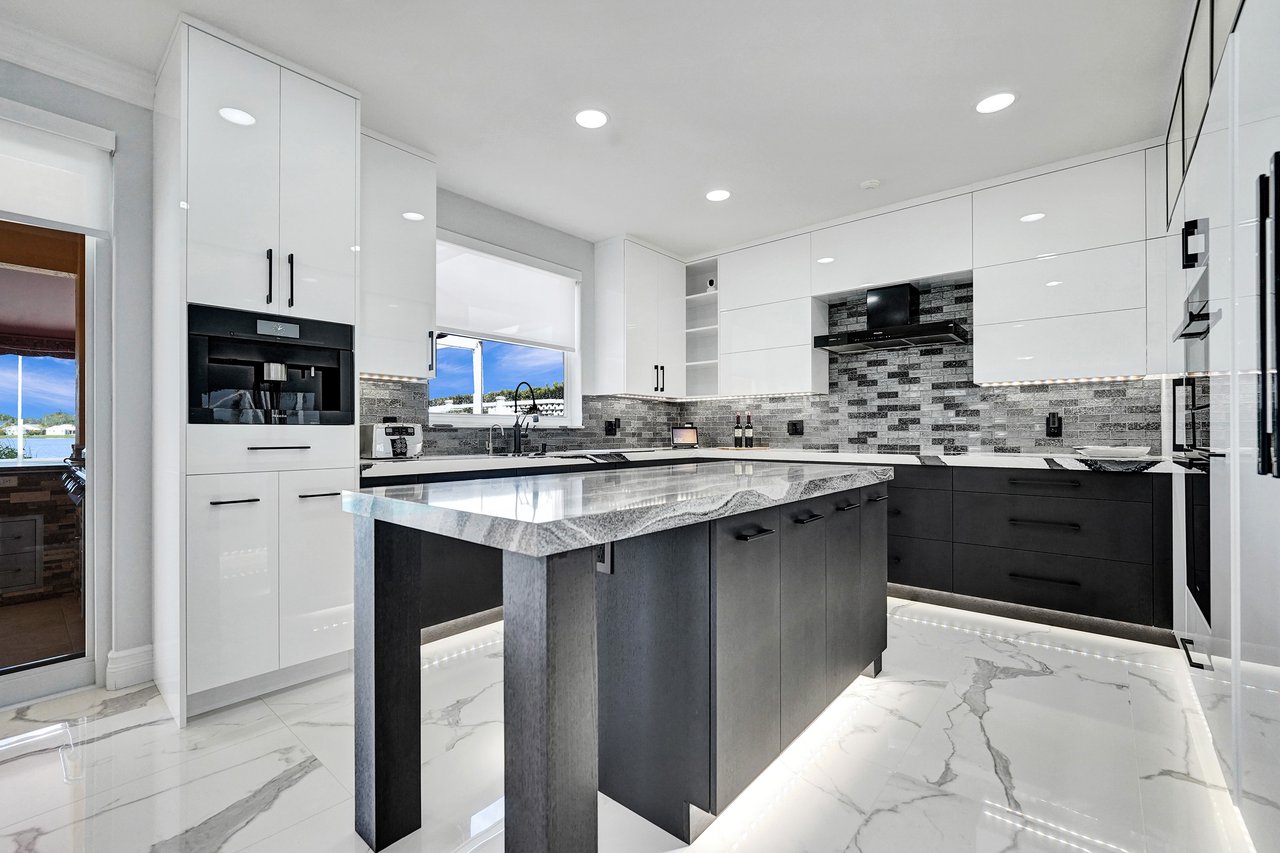 949 Crestview Cir