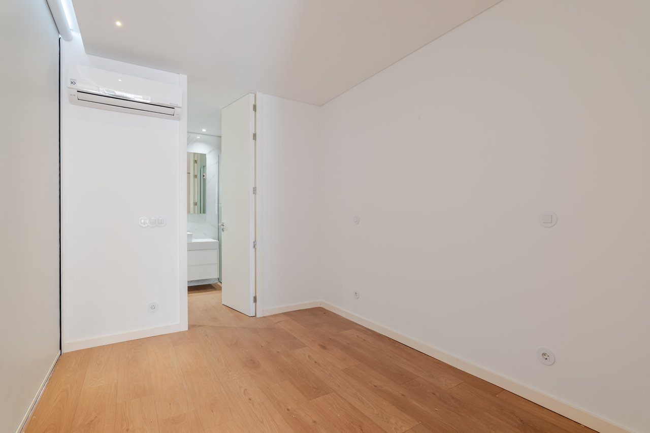 Elegant 1-Bedroom Apartment with Private Patio & Short-term Rental (AL) License in Porto’s Historic Core