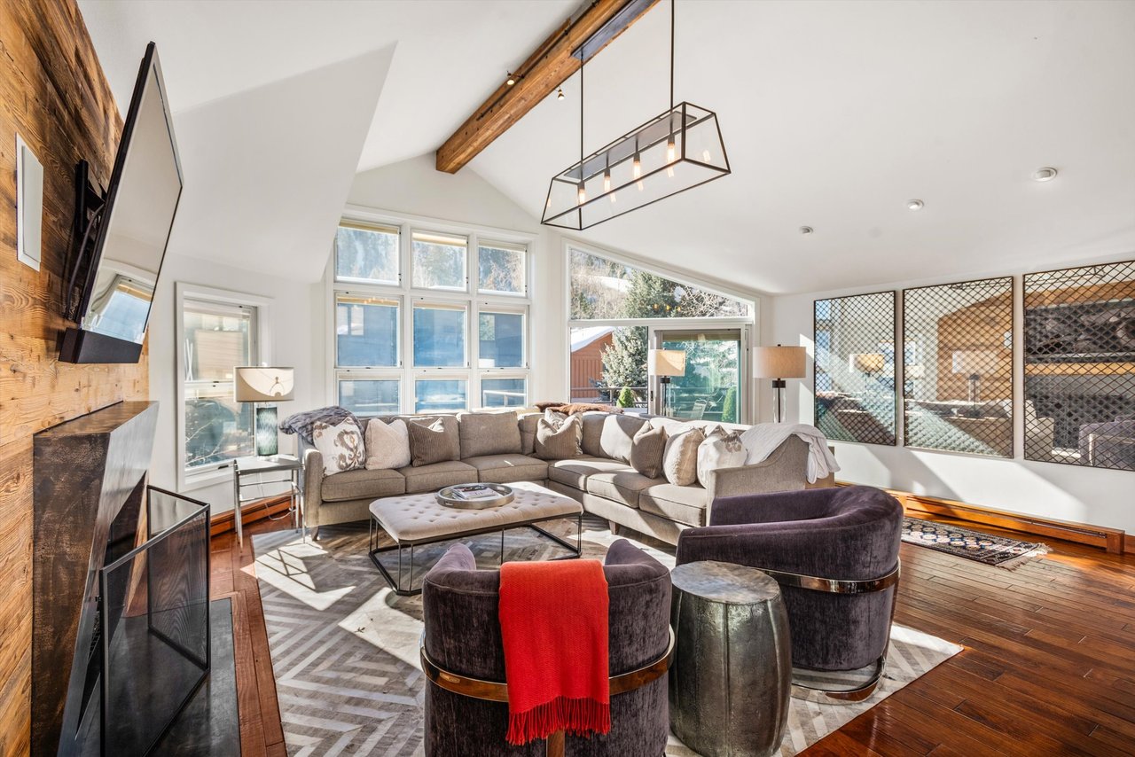 Aspen Core Luxury: Walk to the Gondola from this Spacious Townhome