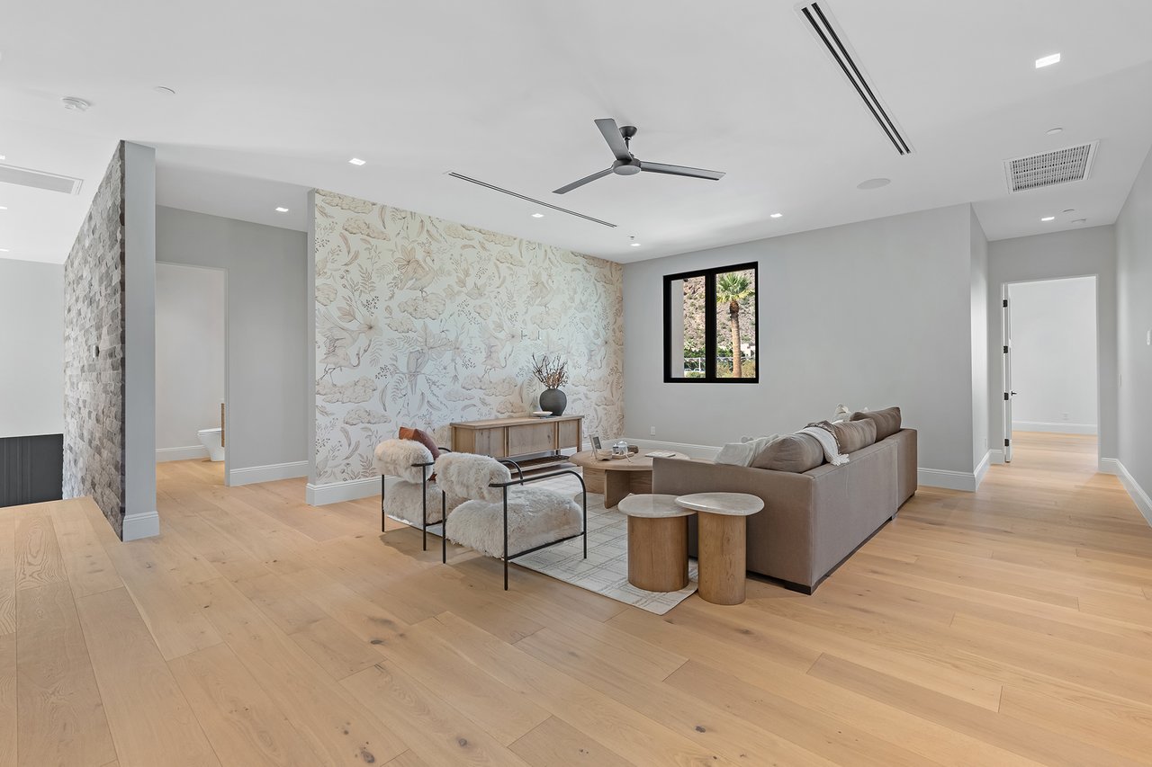 6230 E HILLCREST Boulevard