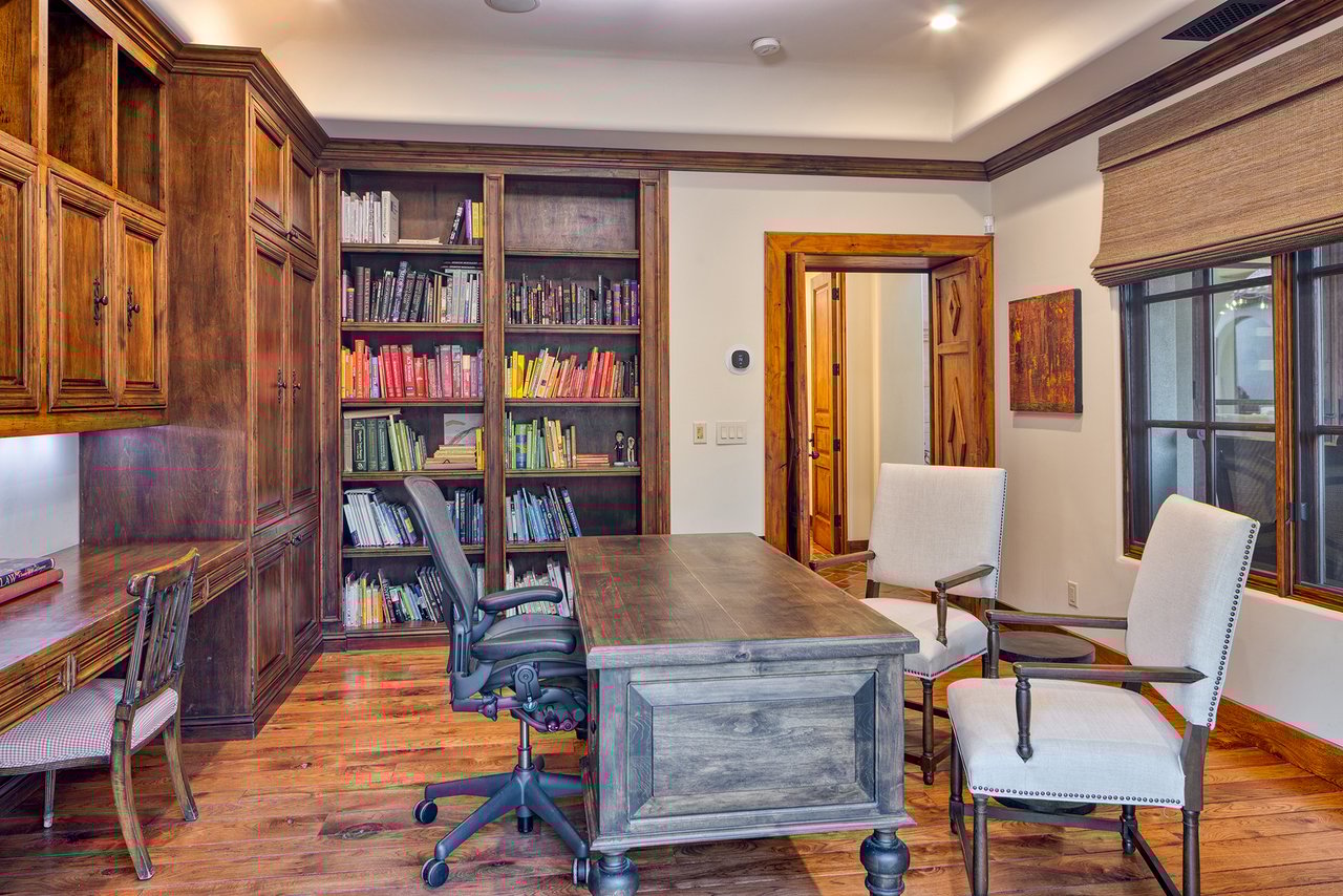 8243 N MOCKINGBIRD Lane