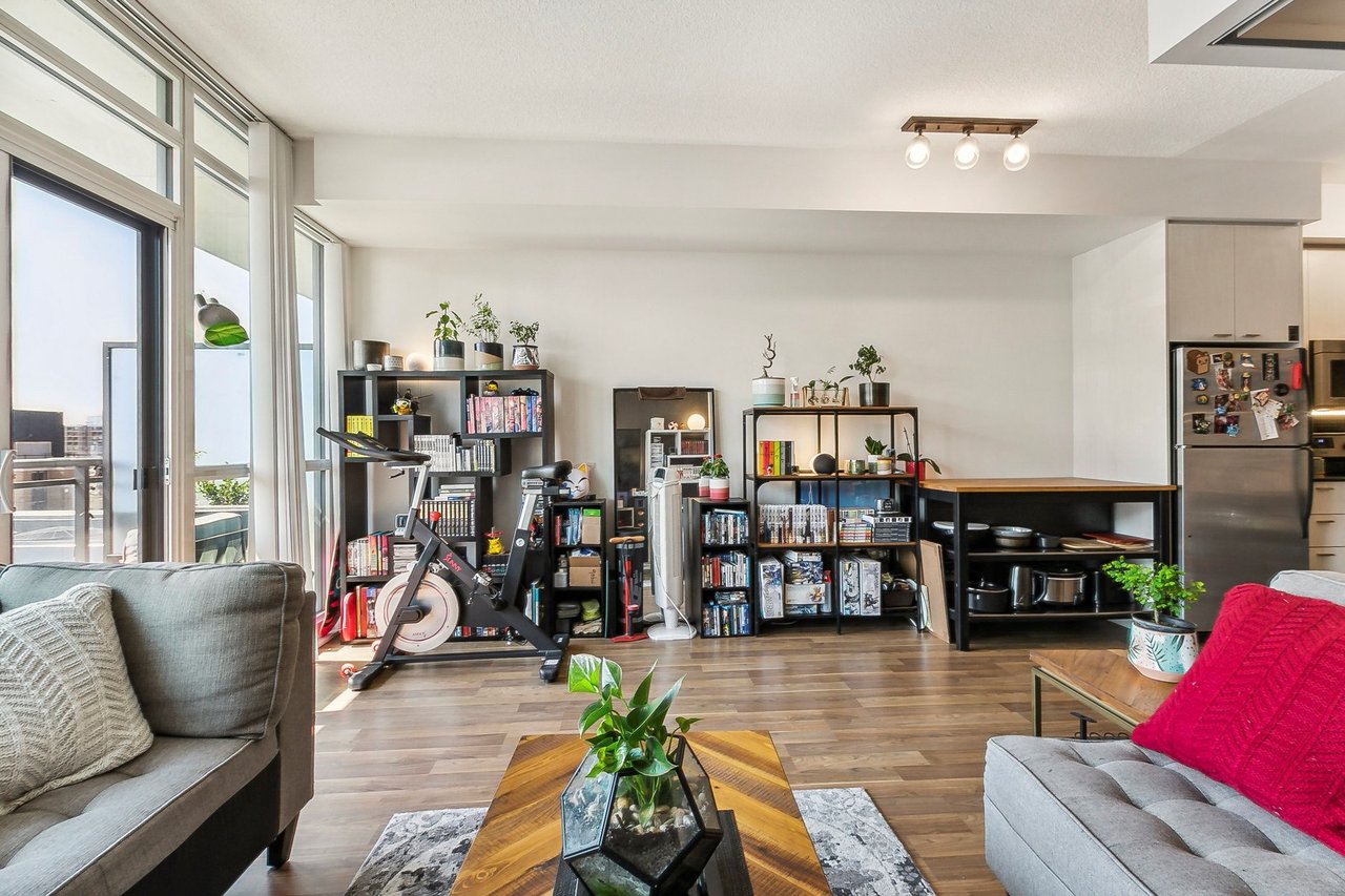 775 King St W Unit: 906