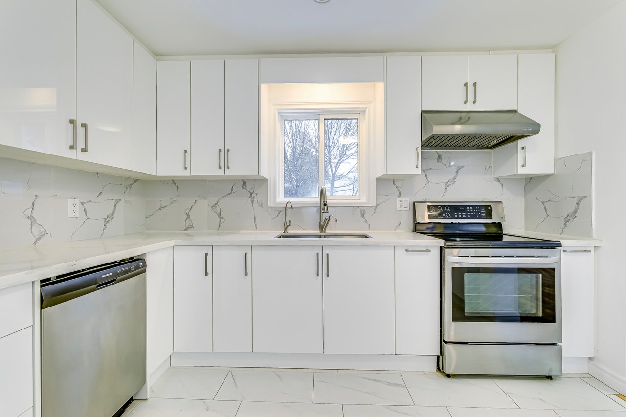 3042 Patrick Cres