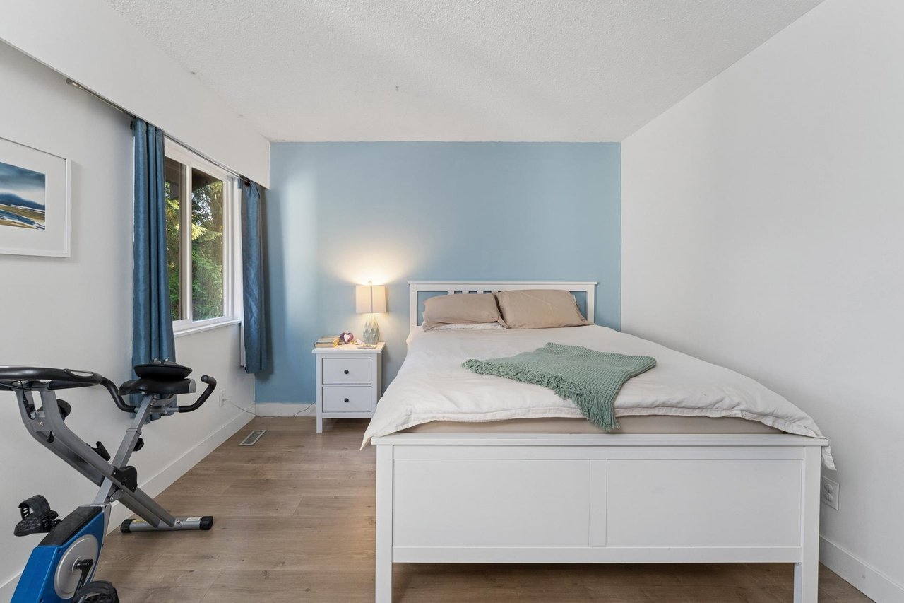 2060 Deep Cove Cres