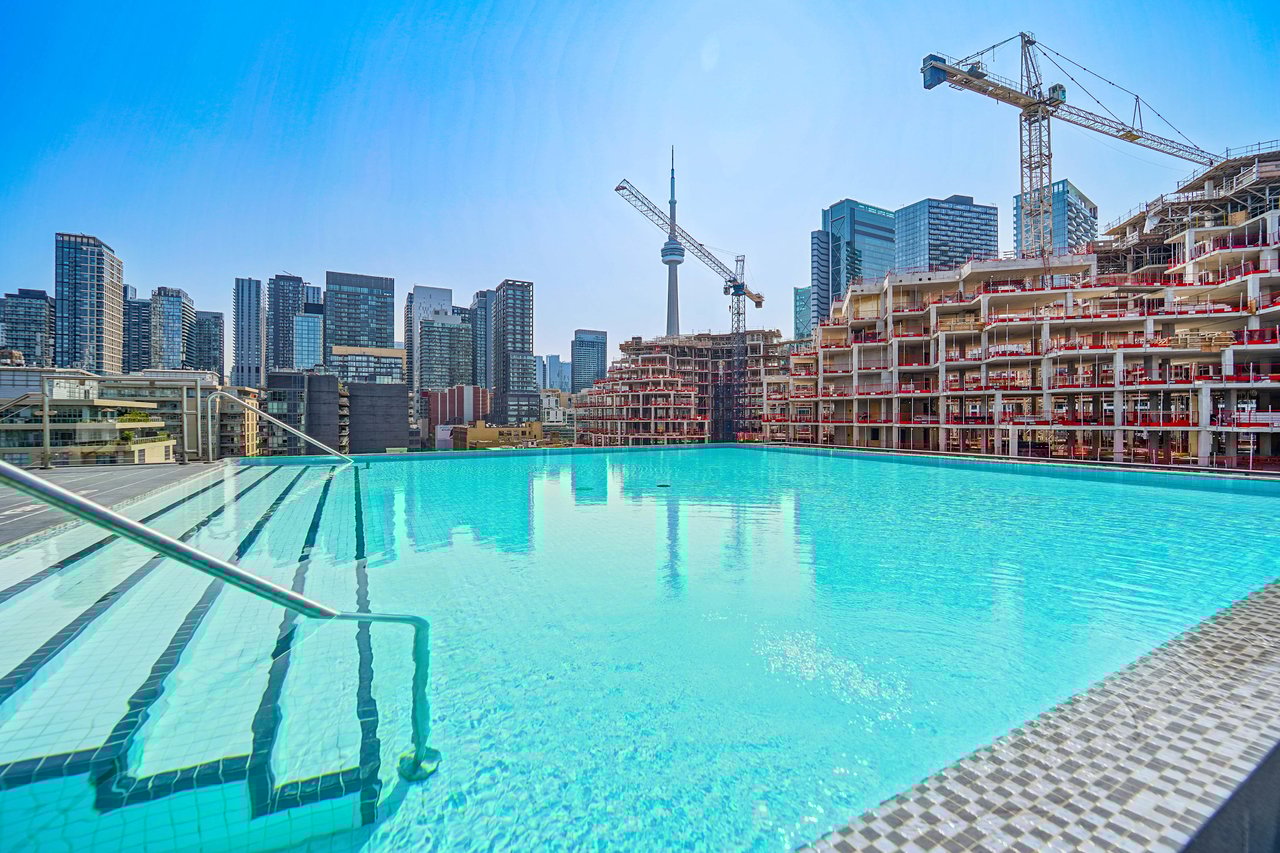 #302-560 King St W 