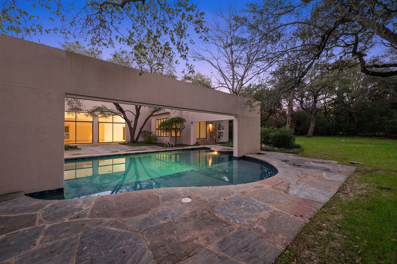 One of a Kind in West Lake Hills