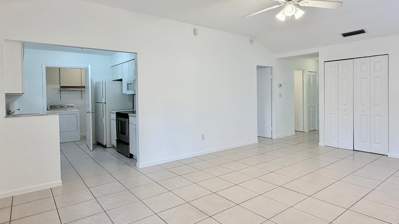 Casselberry Three-Bedroom, Two-Bathroom Duplex Unit with Private Yard