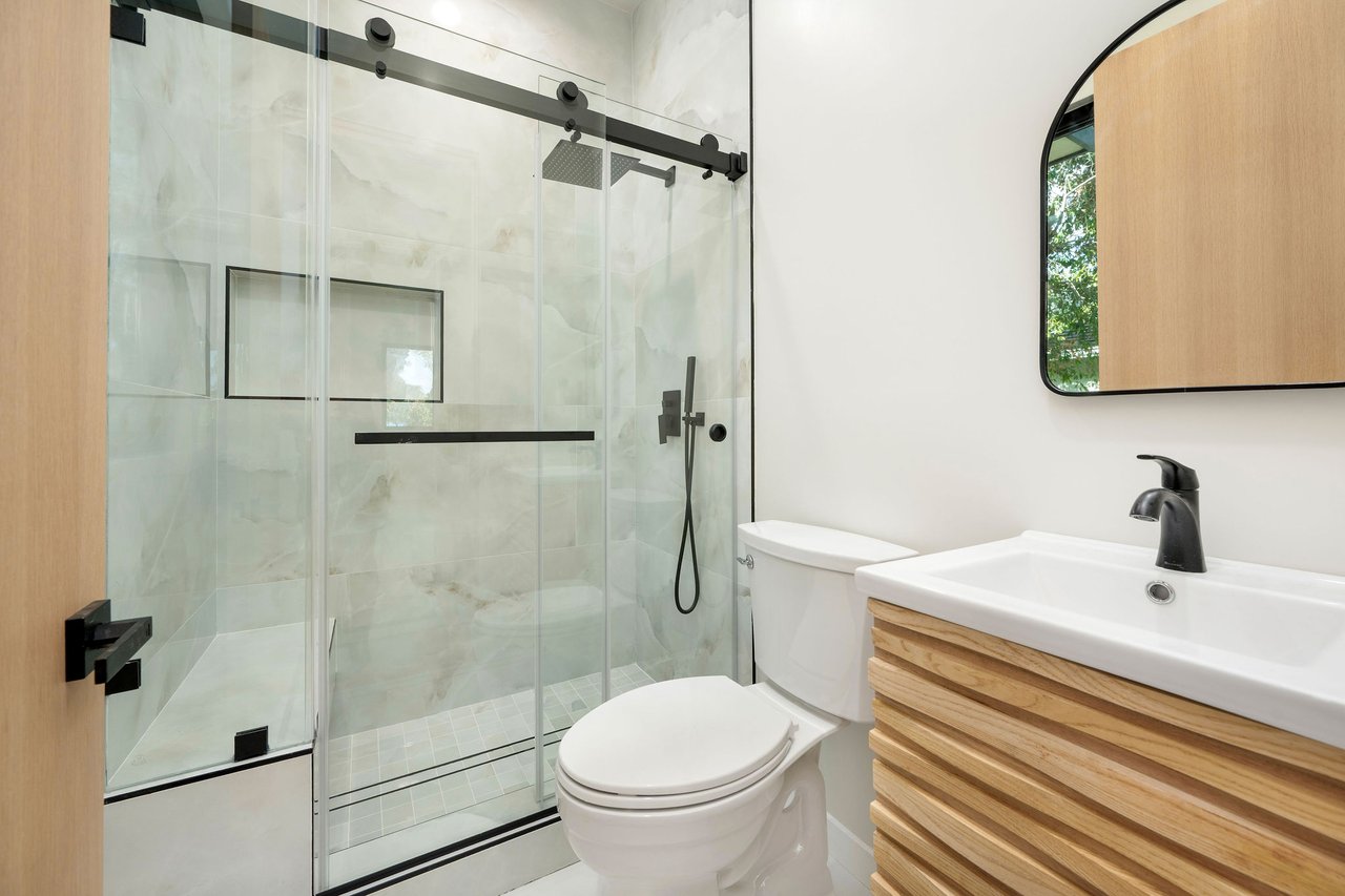 17510 Miranda St, Encino