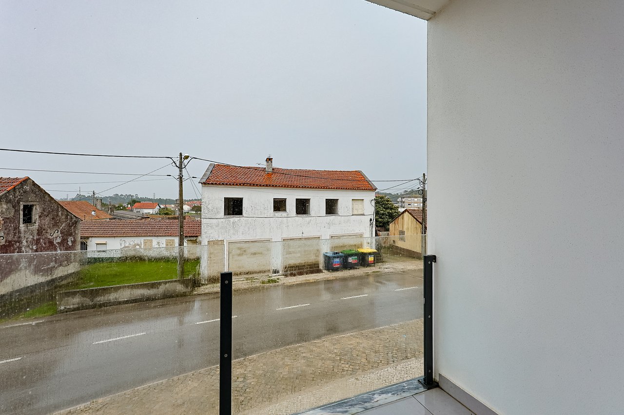 Modern 2-Bed, 2-Bath Apartment in Central Marinha Grande – Near Nazaré