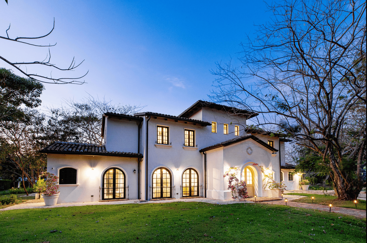 Casa Las Mareas | Beachfront Spanish Colonial Villa with Private Pool in Hacienda Pinilla