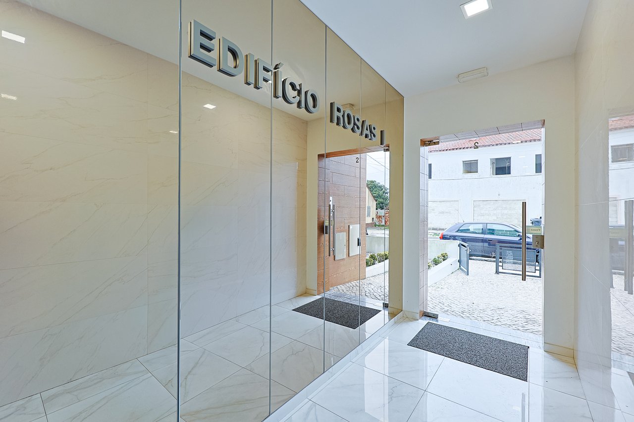 Modern 2-Bed, 2-Bath Apartment in Central Marinha Grande – Near Nazaré