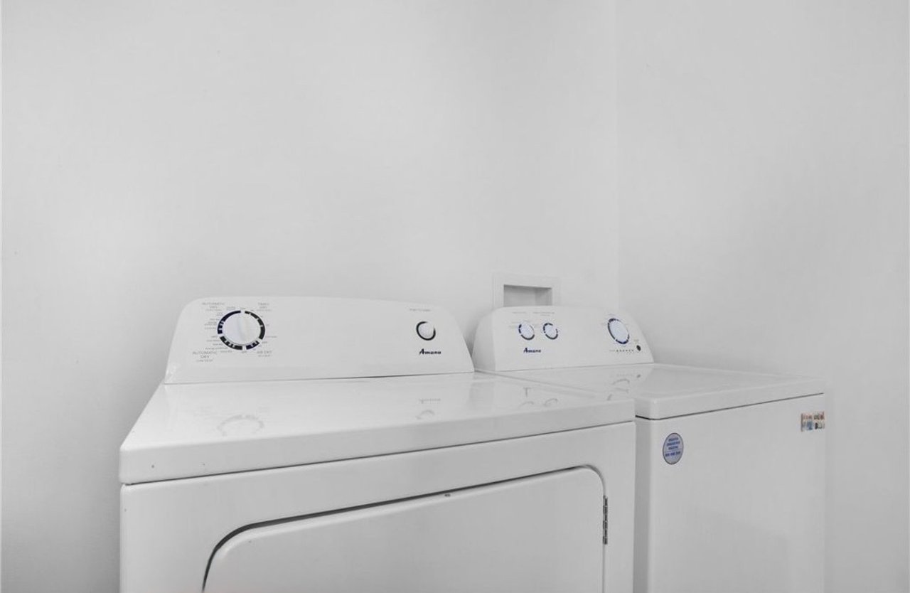 1731–1733 S New England St