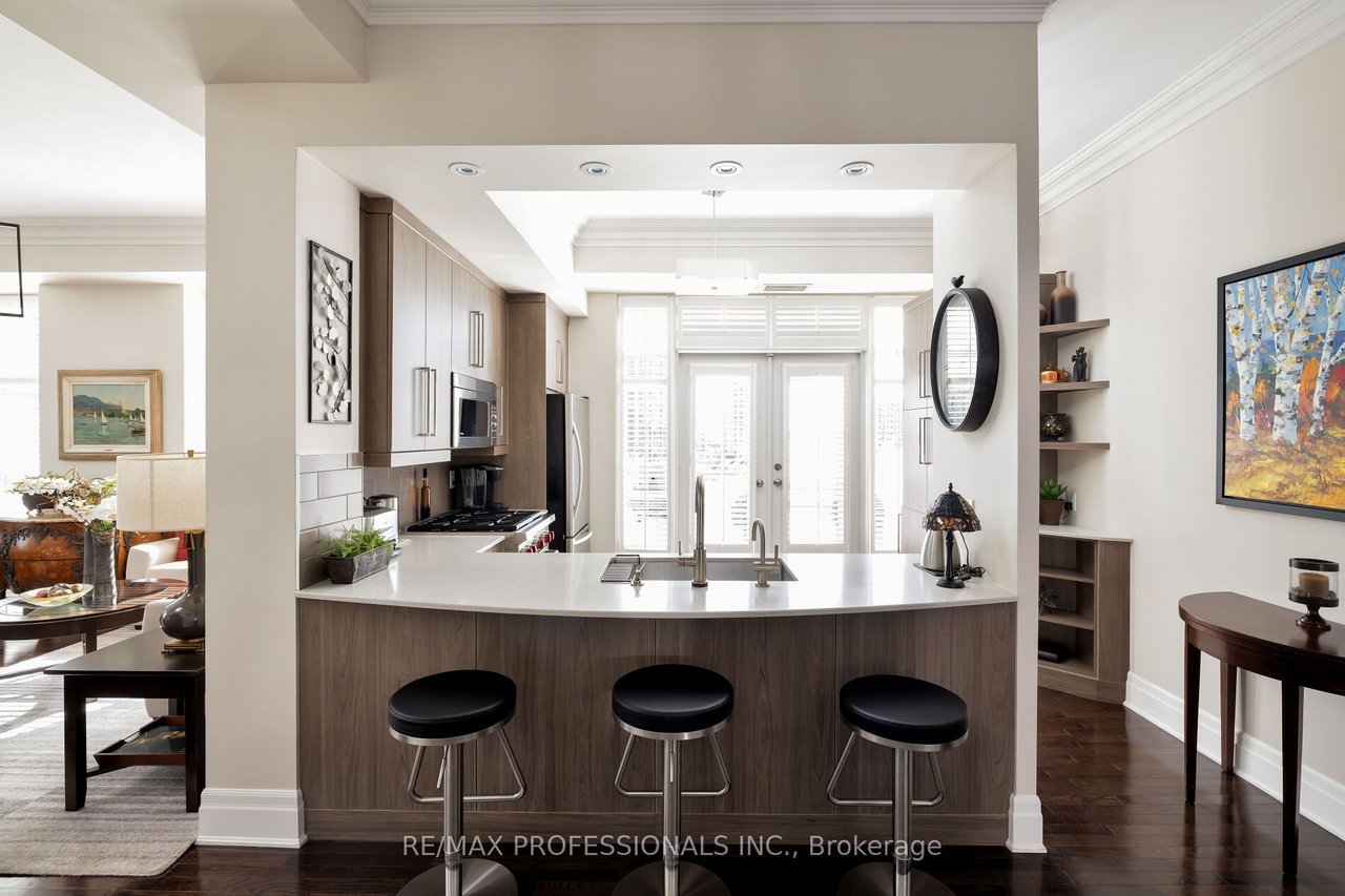 CONDO LIVING IN LUXURY 