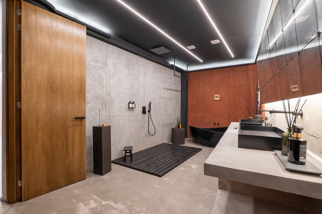 Versatile Loft-Style Living + Office Space in Porto’s Vibrant Art District