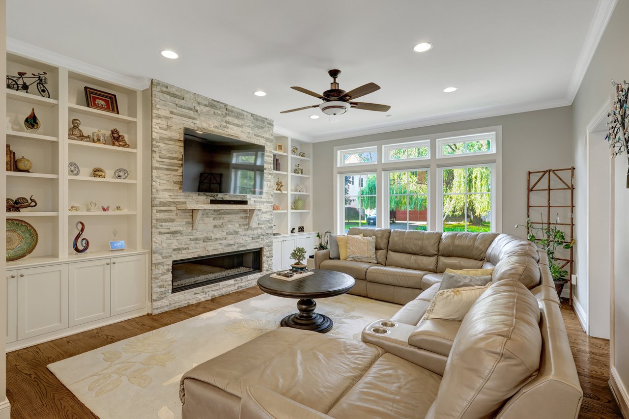 300 Jade Ct NW