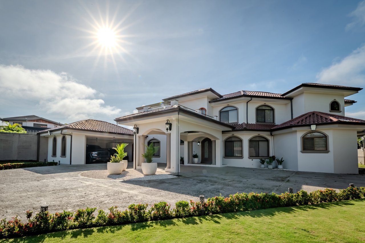 Luxury Home with Pool, Bar Area & Resort-Level Amenities | 5br, 4ba in Perez Zeledon 