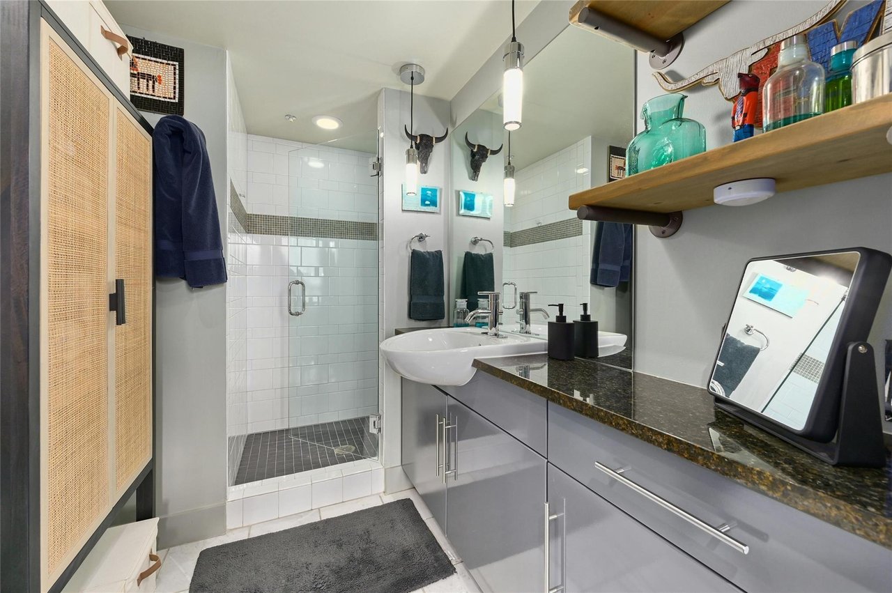 300 Bowie St APT 702