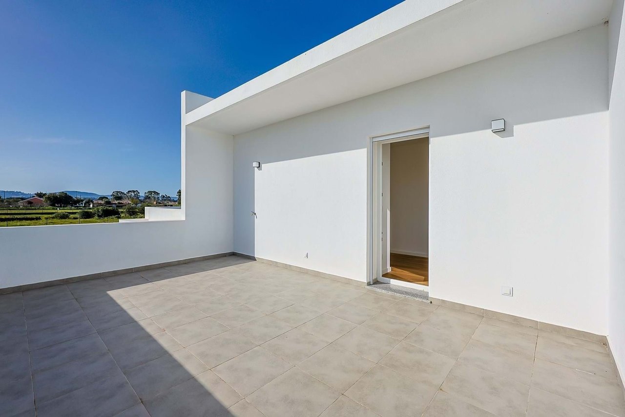 Luxurious 5-Bedroom Home with Pool and Panoramic Views Near Lisbon