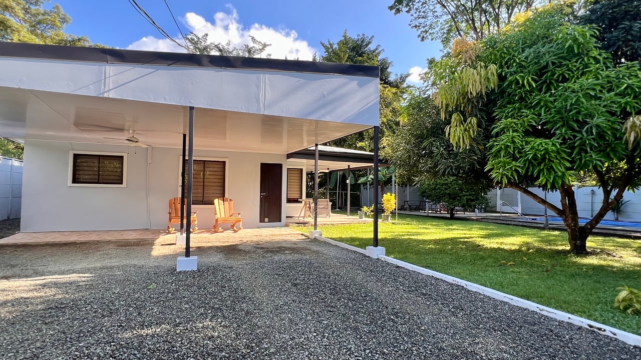 3-Bedroom Home with Large Pool and Garden in Bahía