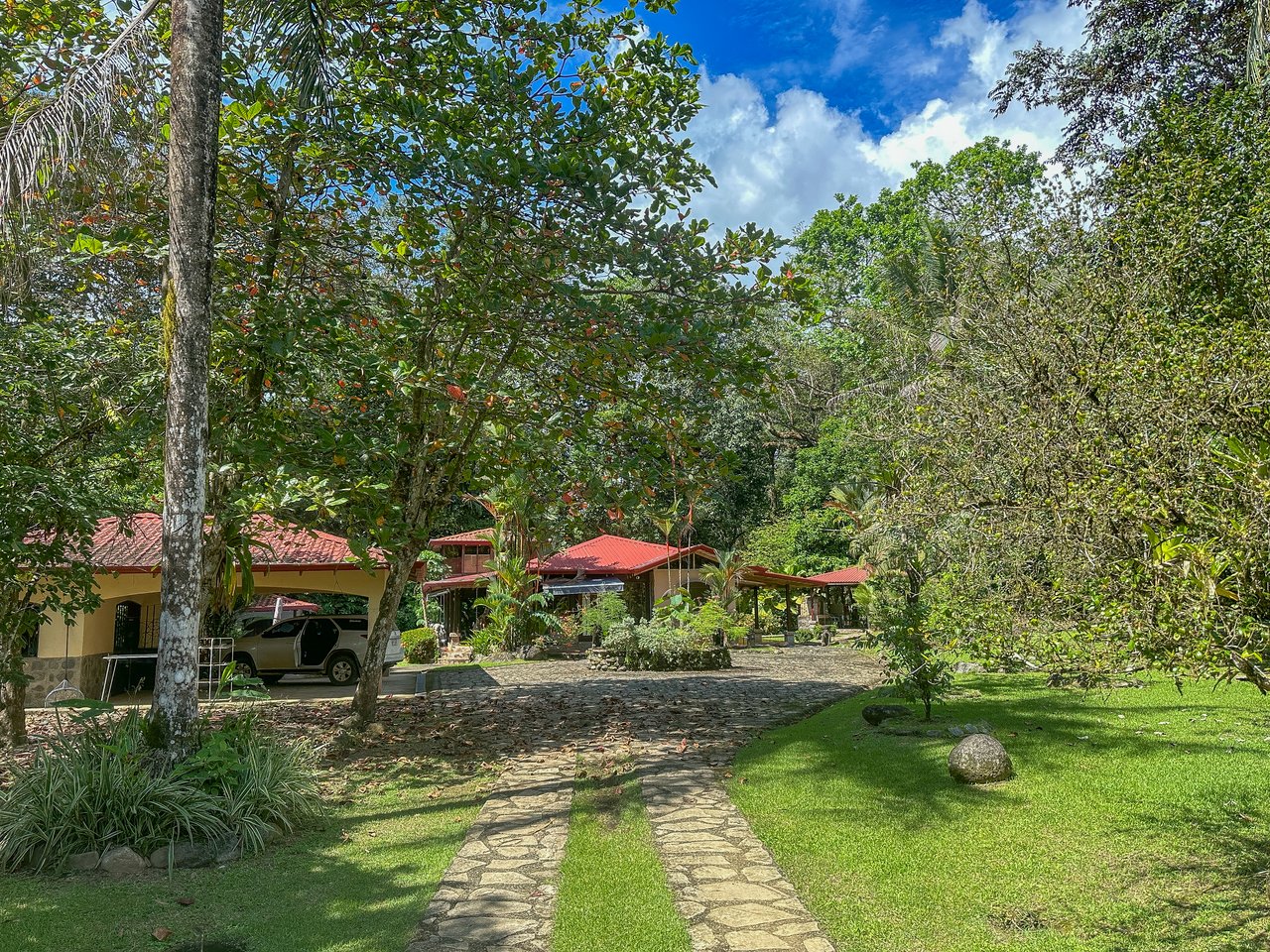 A riverfront 3-bed home on a large property In Ojochal, Costa Rica