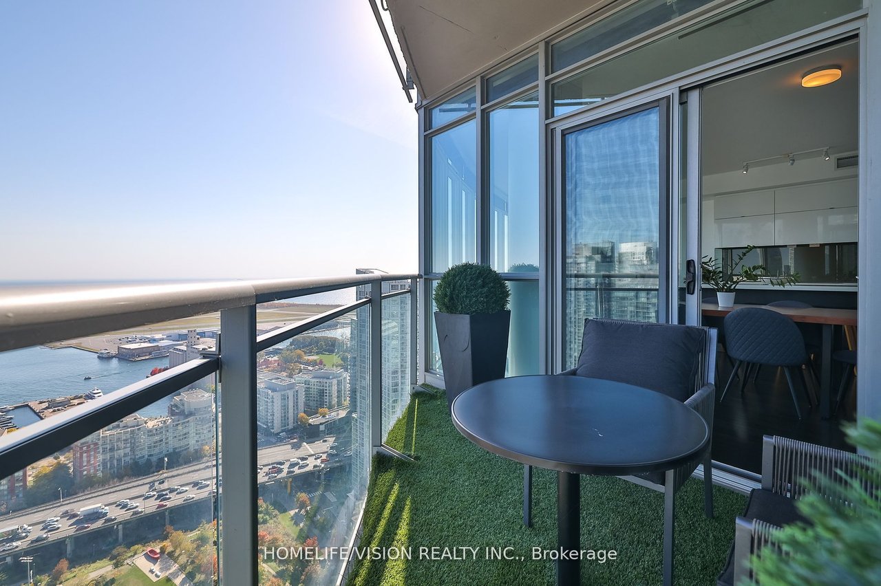 WATERFRONT LUXURY 