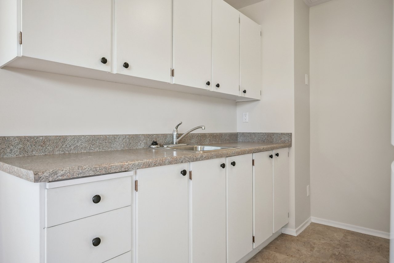 Bright 2 Bedroom Unit in Prime Port Credit Location