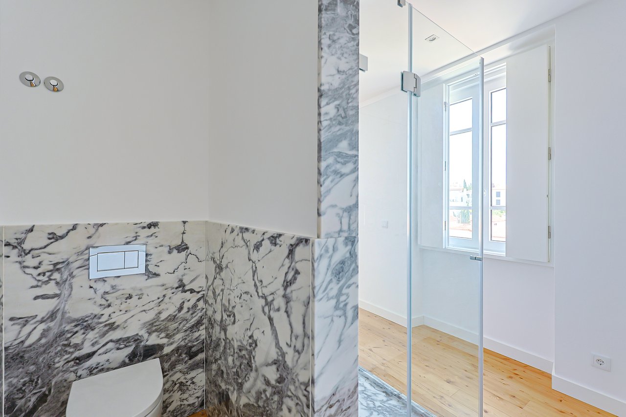 3-BDR Duplex with Sea View, Balcony & Private Lift in Monte Estoril