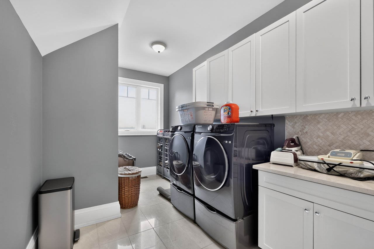 2513 Sharon Cres