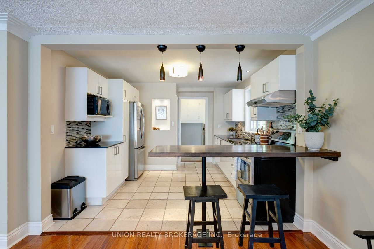93 Robinson Ave