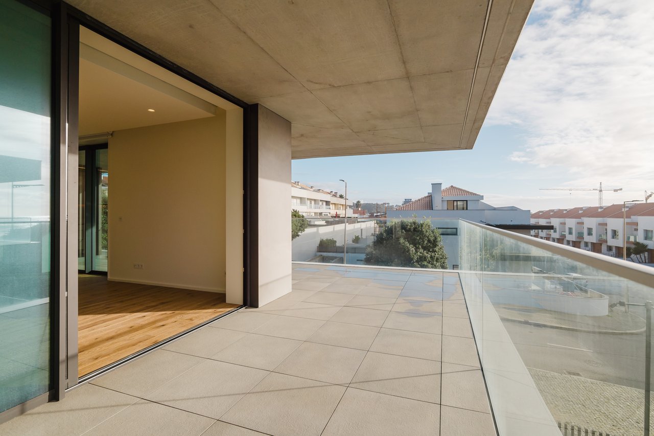 Luxurious 4-Bedroom Sea-View Apartment with Expansive Terrace and Parking in Vila Nova de Gaia