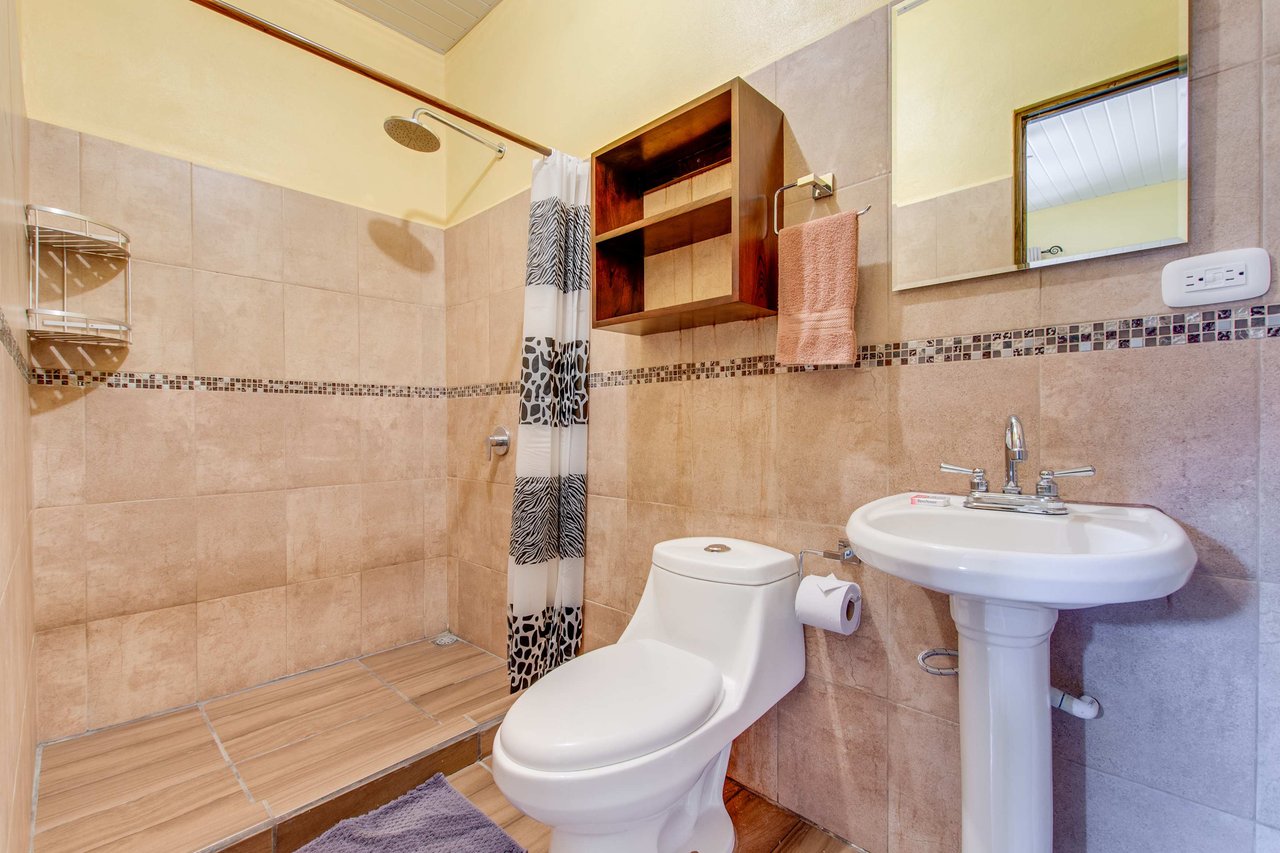 A highly-rated and high-occupancy resort with a hotel, cabins, on-site restaurant and a pool an easy 5-minute walk from PLAYA UVITA and Marino Ballena National Park!