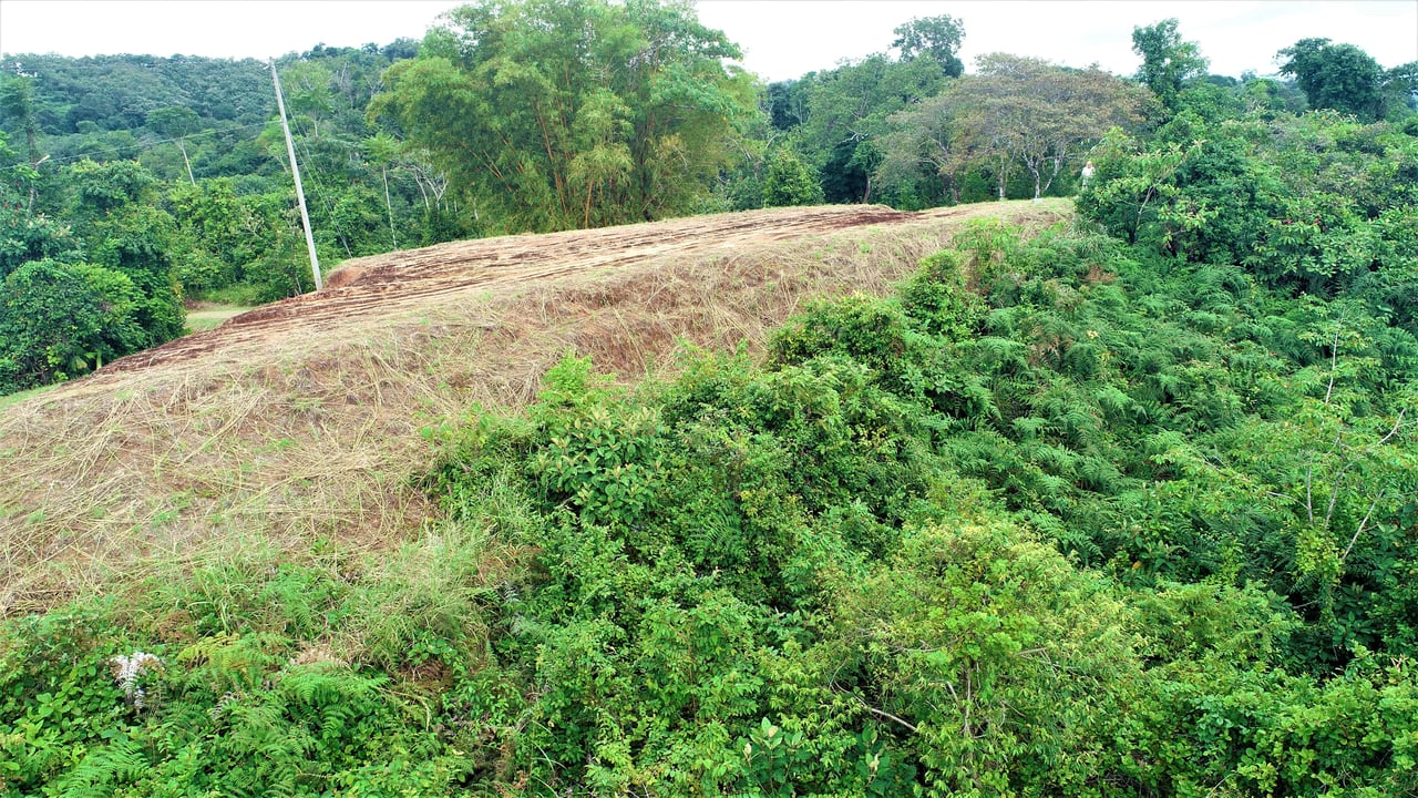 9 acres property with 360 panoramic views and 80m highway frontage