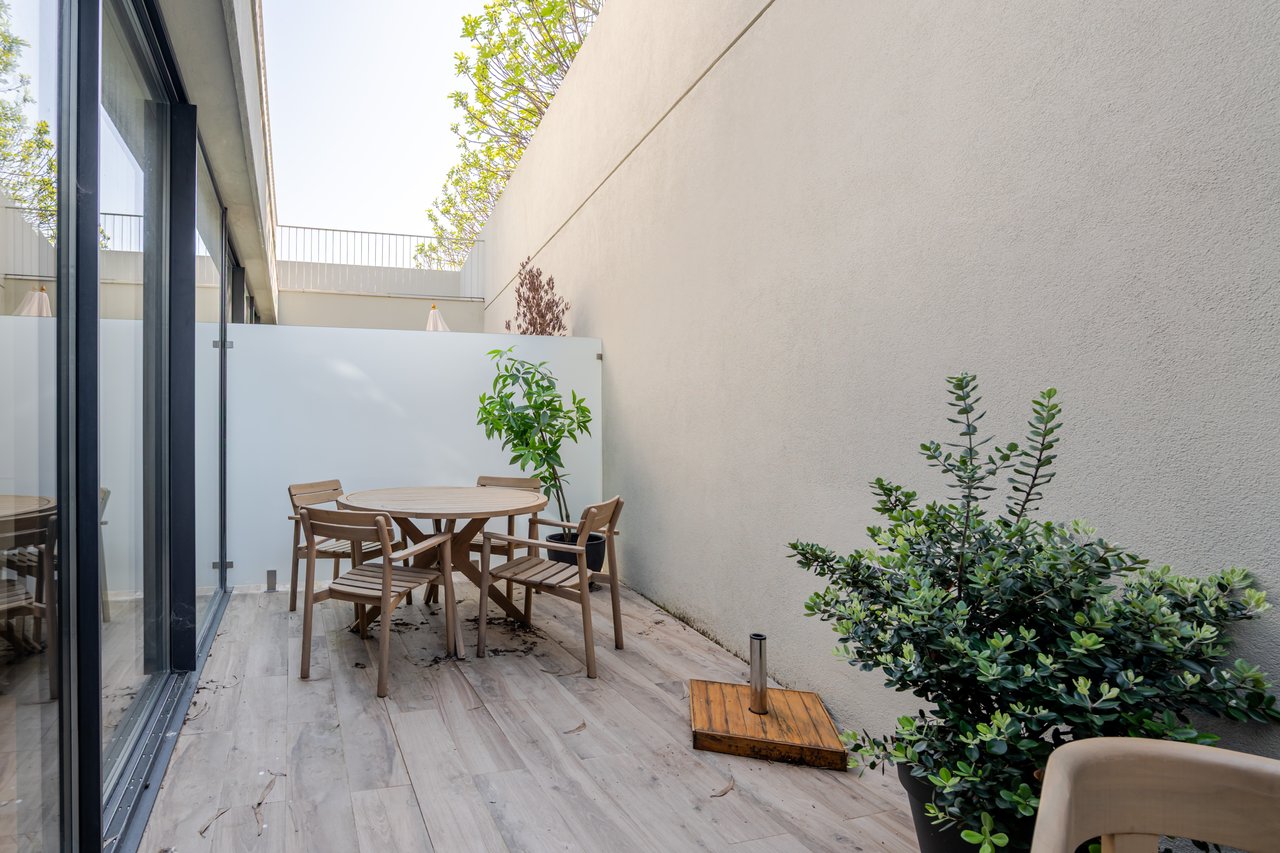 Elegant 2-Bedroom Apartment with Private Patio, Parking & Short-term Rental (AL) License in Central Porto