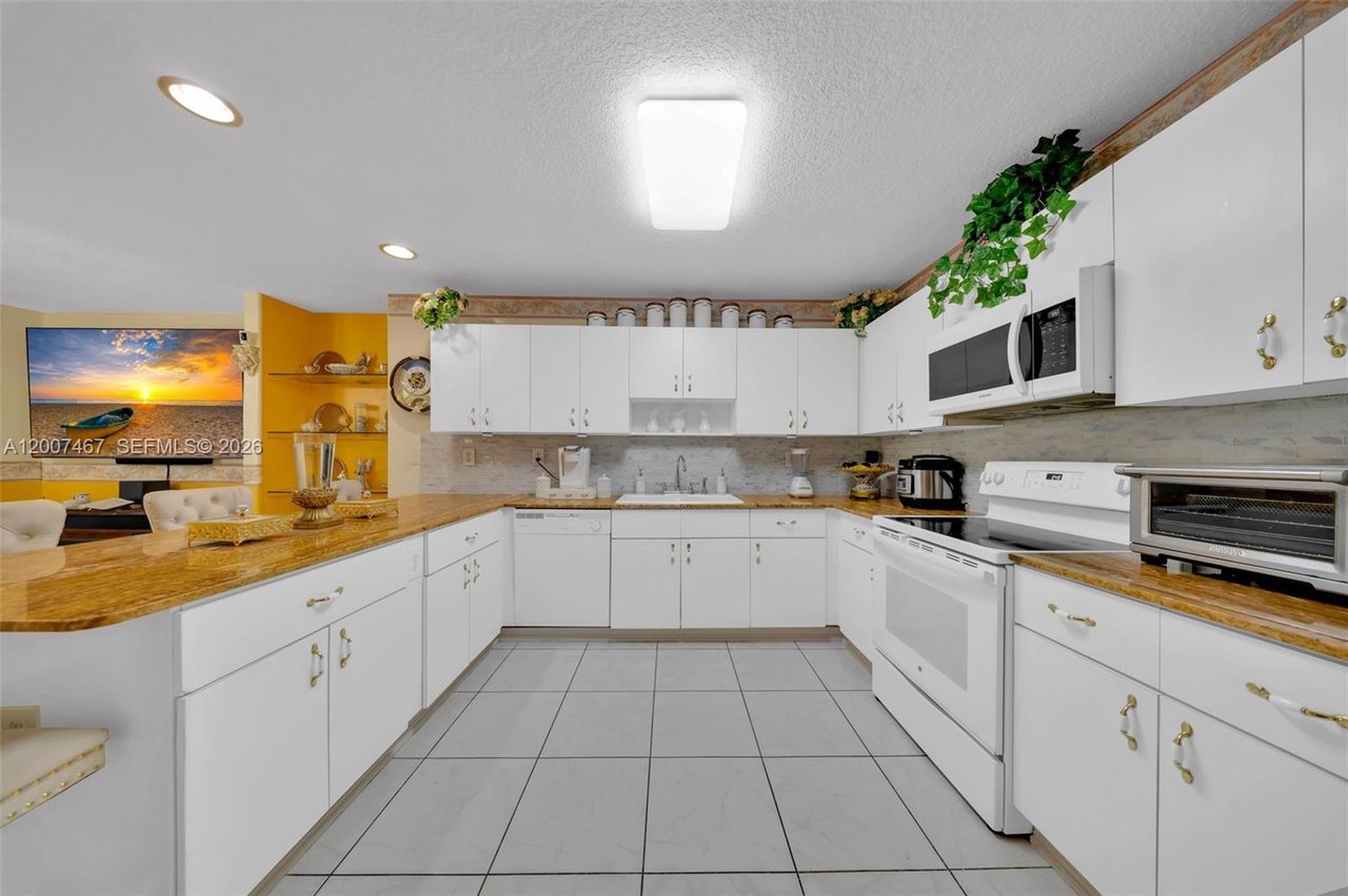 15860-sw-287-street-homestead-fl-pool-home-for-sale-kitchen