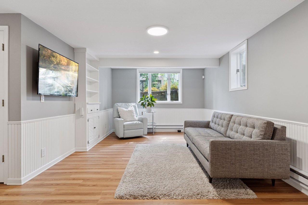 *PENDING* 4516 Vandervork Ave, Edina