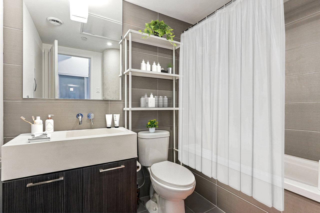 560 King St West Suite 1006