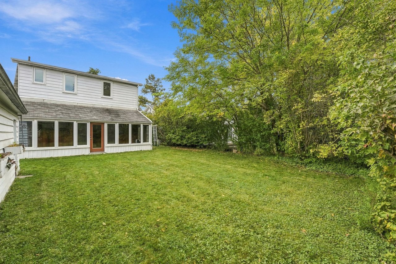 989 Pelham Ave