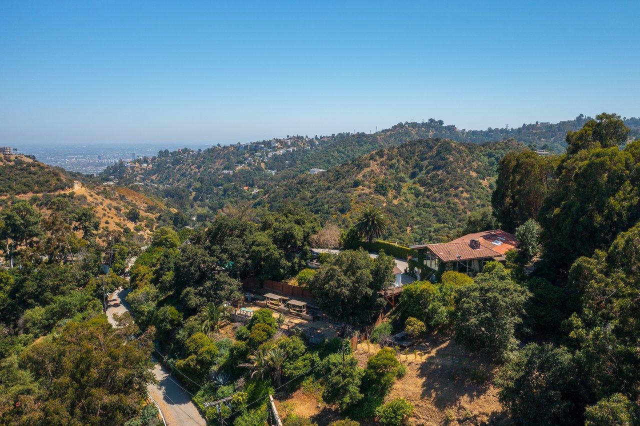 8207 Mulholland Dr