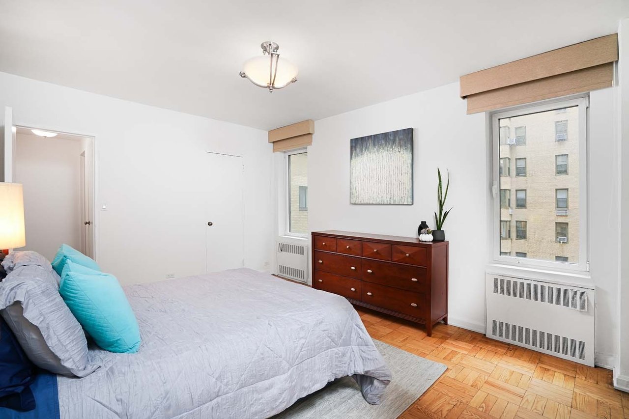  45 East End Avenue, #5J